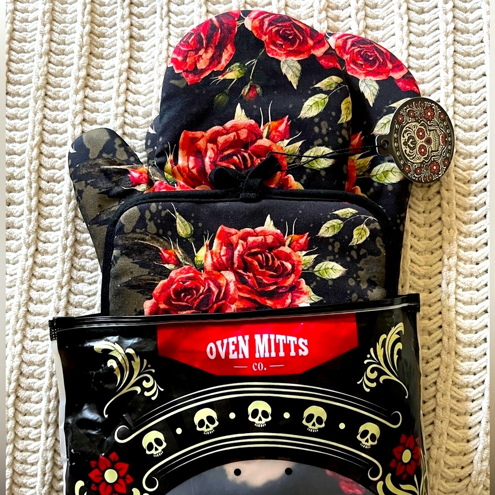 🌹Skulls & Roses Red Black Moody Cotton Printed Halloween Kitchen Oven Mitts🌹 - Picture 10 of 15